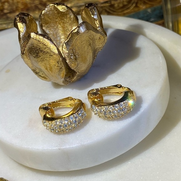 VINTAGE Gold tone and crystal huggie clip on earrings - Picture 8 of 9